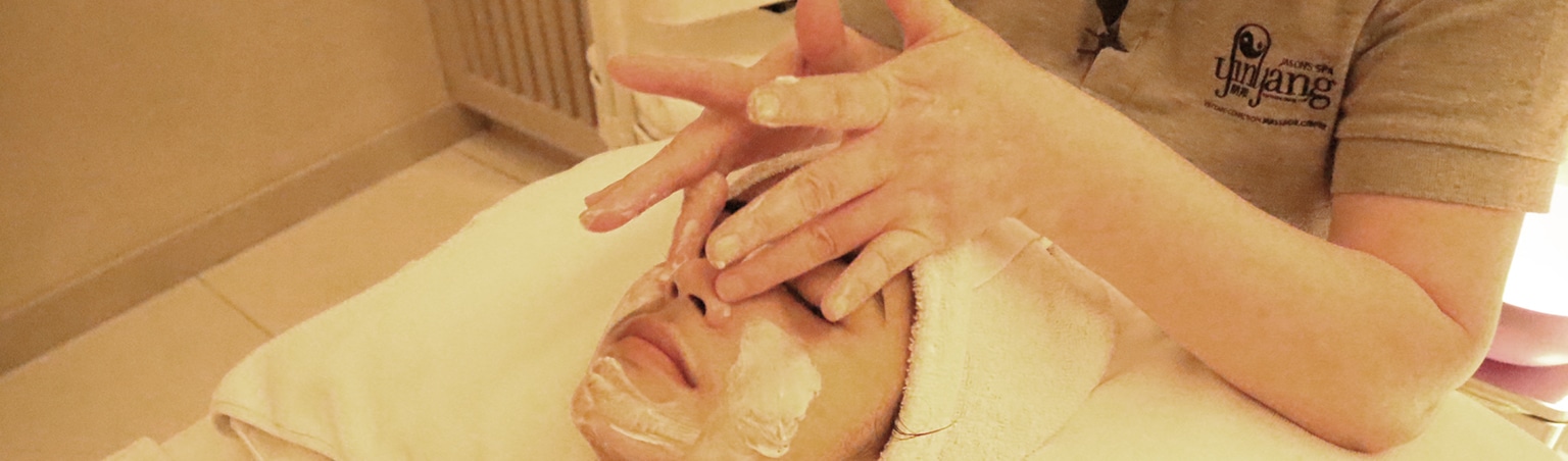 Therapist giving best Korean massage to a lady at Yinyang Spa.